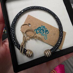 Iman stingray cuff - black